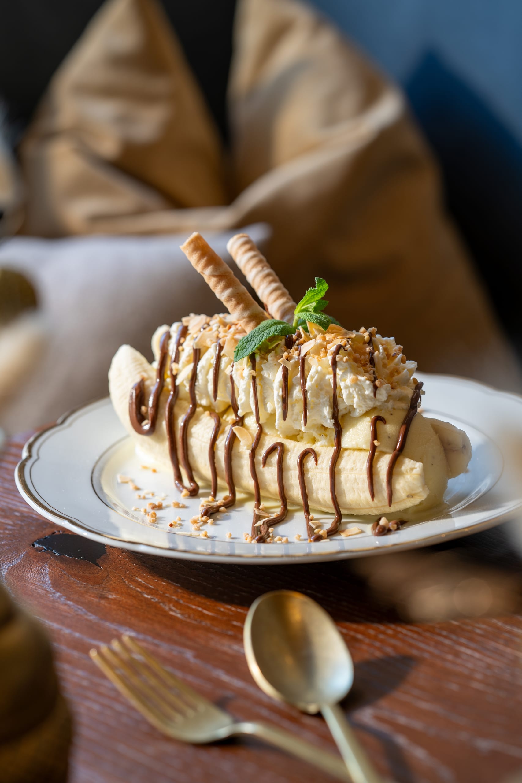 Layered dessert with wafer rolls