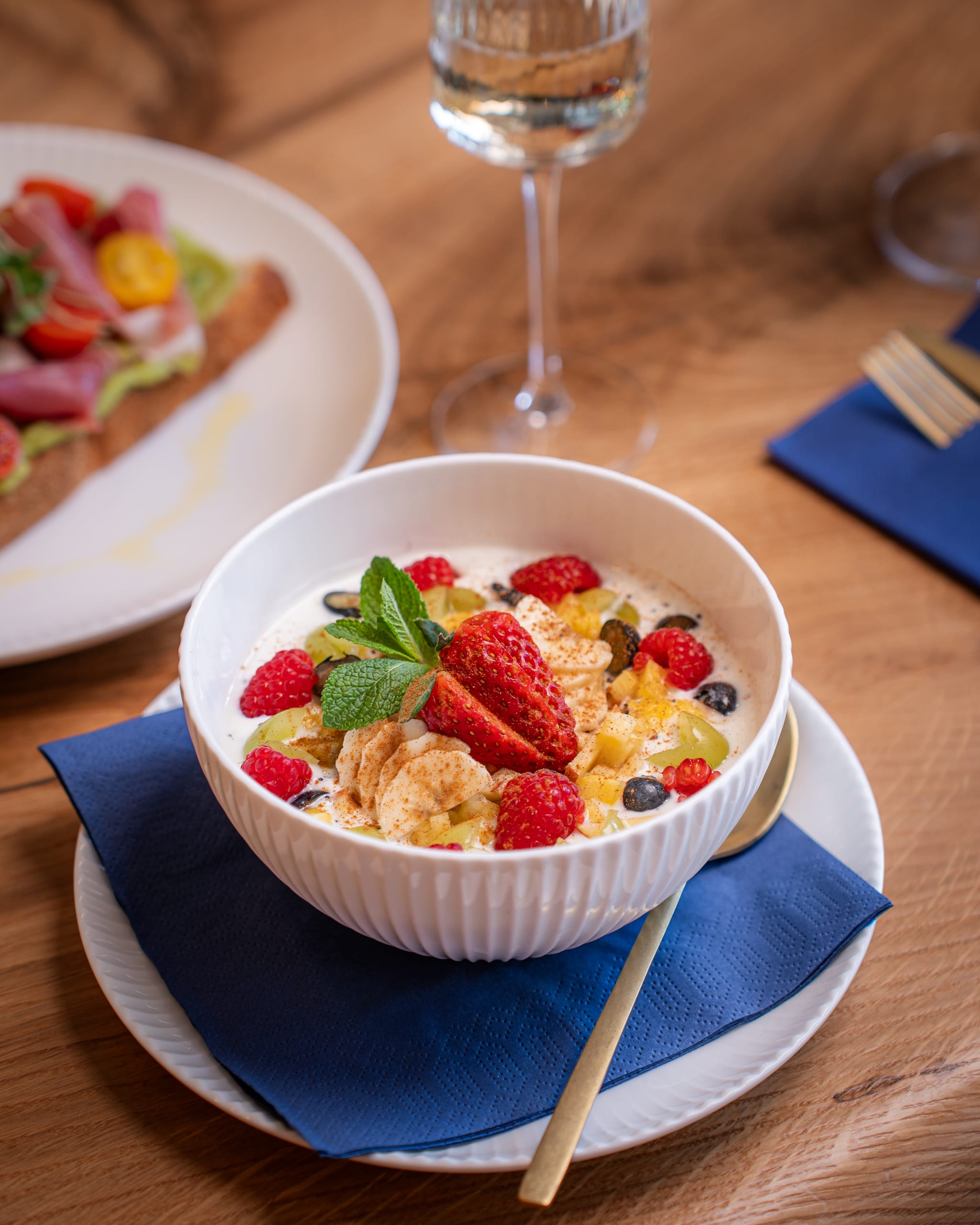 Fruit bowl and open sandwich on a café table